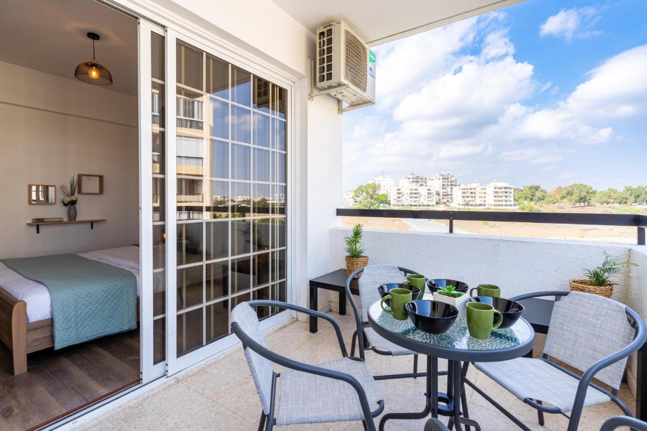 Araminta 2-Bedroom Apartment In Larnaca Esterno foto